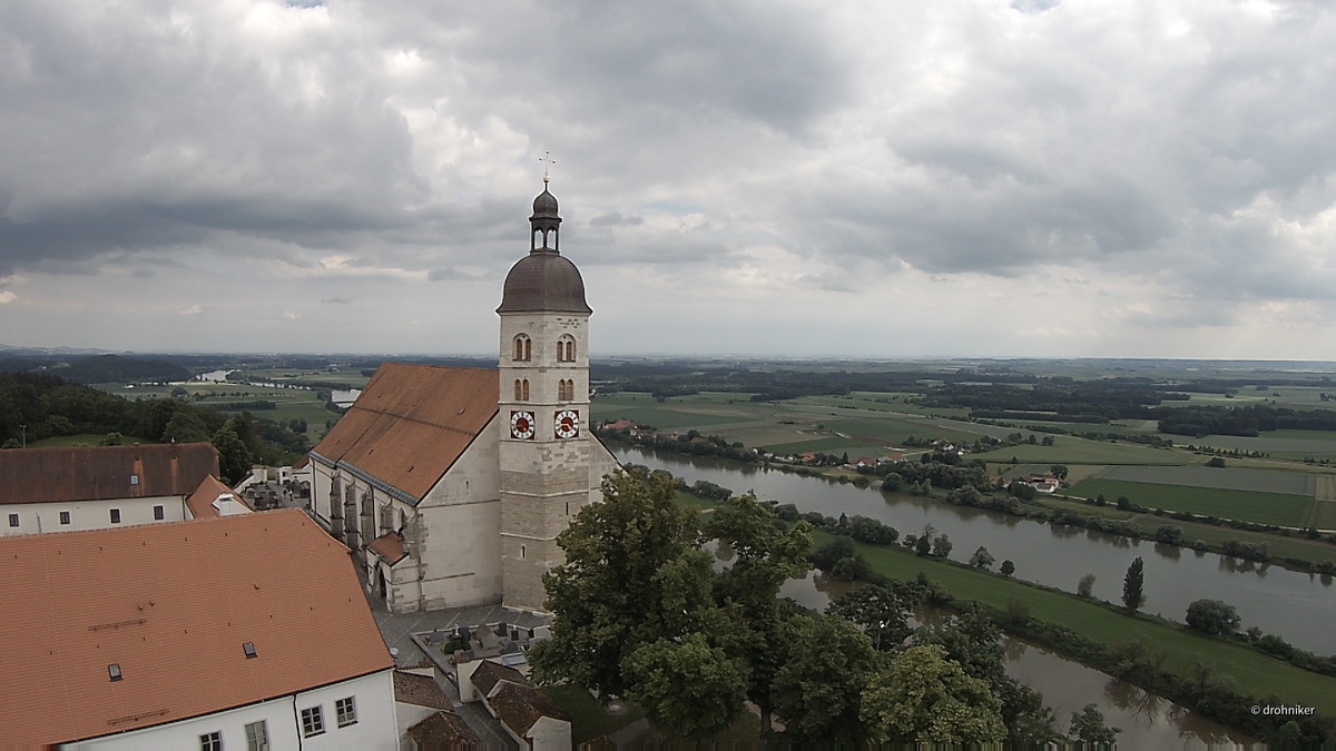 Wallfahrtskirche Bogenberg neben der Donau. "Auf dem Hl. Berg Niederbayerns."